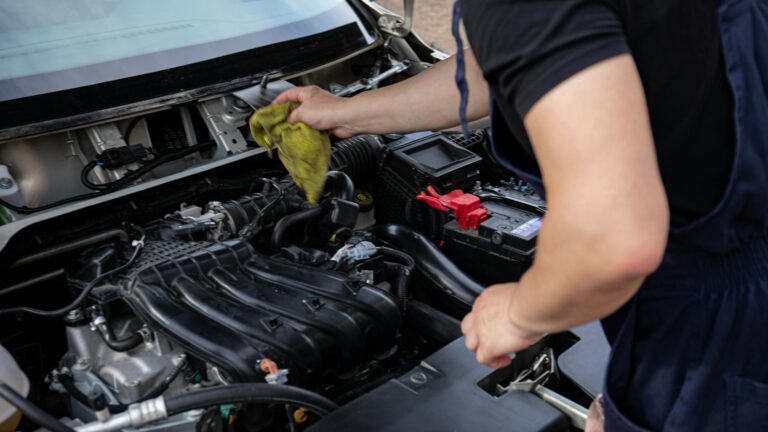 Comment nettoyer un moteur de voiture plein d’huile ?