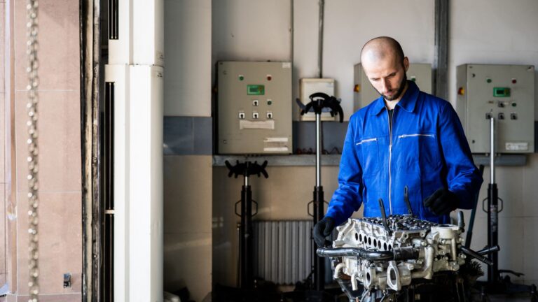 Clim de voiture qui siffle sans froid : 4 causes et solutions