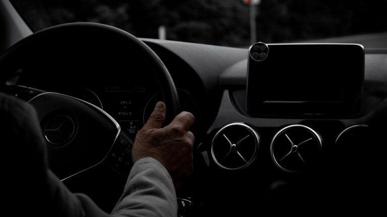 Désactiver le freinage d’urgence Mercedes : guide et manœuvres 2026