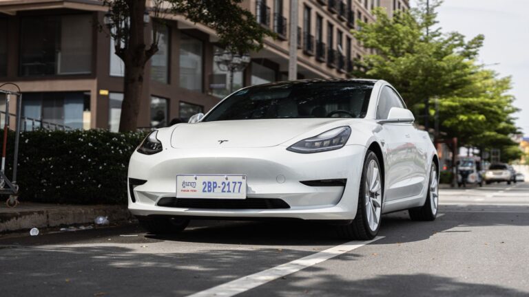 Voiture électrique 80 km/h : prix, permis et comparatif en 2026