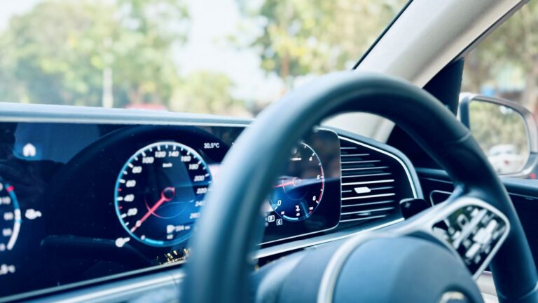 Prix au km du transport de voiture : grilles et tarifs (2026)