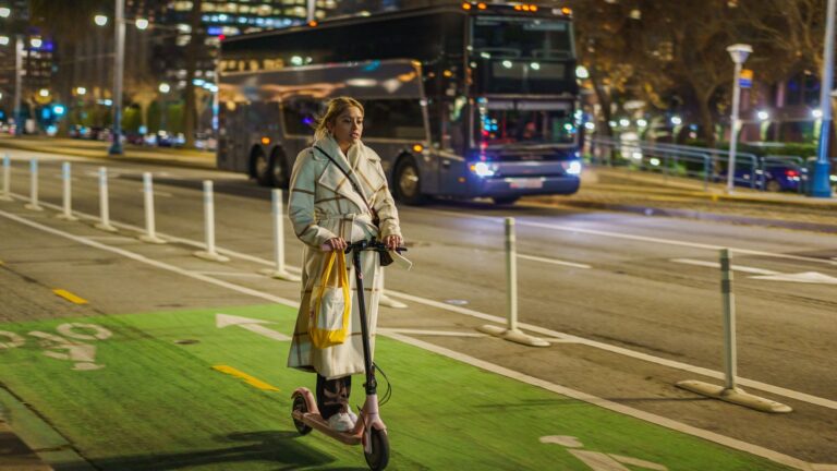 Ma trottinette s’éteint en roulant : 5 causes et solutions